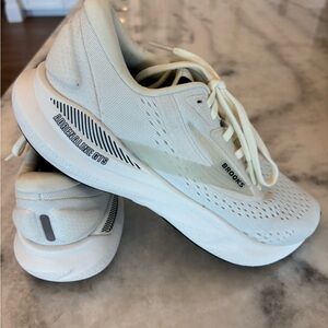 Brooks Women's Adrenaline 24 GTS Athletic Shoes. Size 8.